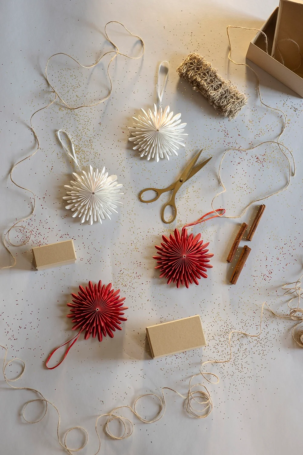 Papieranhänger RED FLAKE - Image 3